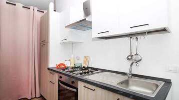 Réfrigérateur, four à micro-ondes, un four, surface de cuisson