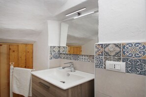 Een douche, een bidet, handdoeken, shampoo