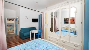 1 quarto, ferros/tábuas de passar roupa, berço de viagem