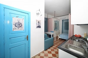 1 habitación, tabla de planchar con plancha y cuna de viaje 