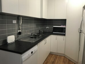 Private kitchen - 4Bedrooms, 3Bath, 5beds, Entire Apartment in City, Private Garage (Reid)