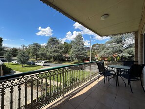 Outdoor dining - 4Bedrooms, 3Bath, 5beds, Entire Apartment in City, Private Garage (Reid)