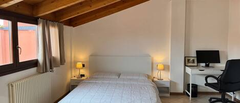 Fer et planche à repasser, accès Internet, draps fournis