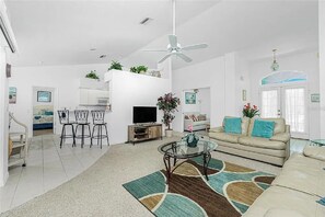 TV - Spacious 3 Bed + Den 3 Bath Golf Pool Home close to Gulf (Rotonda West)