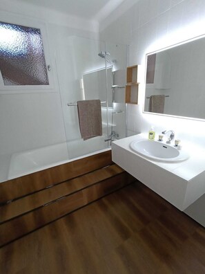 Shower, hair dryer, towels - Large, sunny, very bright house with enclosed garden. (Saint-Girons)