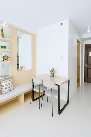 Living area - Cozy Persimmon Condo Cebu (Cebu City)