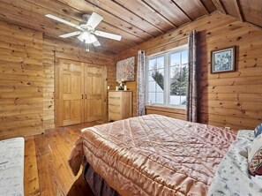 3 bedrooms, free WiFi, bed sheets - Escape to Three  Bears Cottage, a cozy cedar-lined cottage just two blocks from Lake Huron. Enjoy evenings by the fireplace, mornings on the wrap-around porch, and peaceful moments surrounded by nature on the beautiful Bruce Peninsula. (Wiarton)