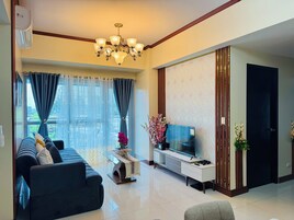 奢华公寓, 阳台, 海湾景观 | 起居区 | 44-英寸智能电视（配备数码频道）