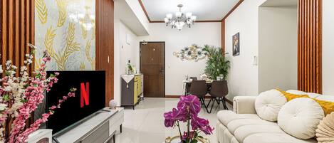 Luxury Apartment, Balcony, Bay View | Ruang tamu | 44 inci sebuah televisyen pintar dengan digital