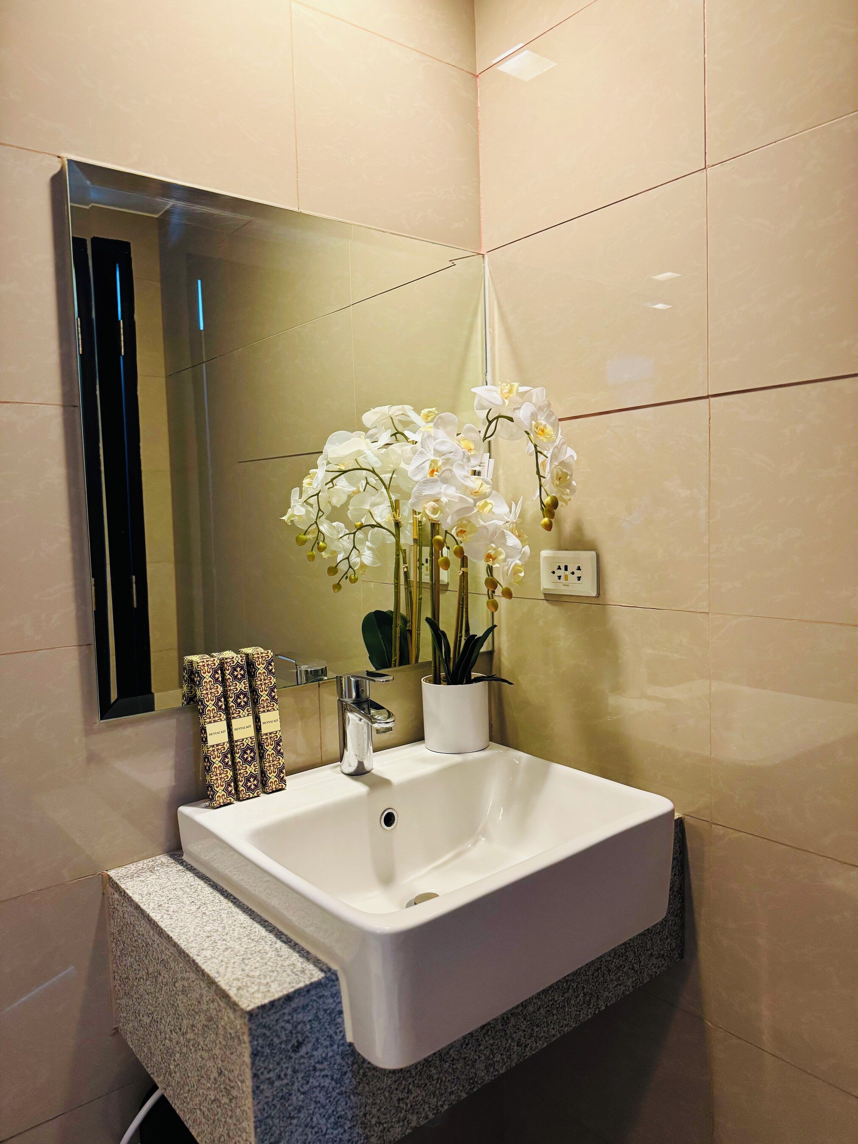 Appartement Luxe, balcon, vue baie | Salle de bain | Douche, articles de toilette gratuits, sèche-cheveux, chaussons