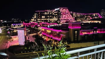 Departamento de lujo, balcón, vista a la bahía | Vista del balcón