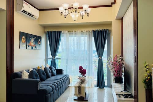 Apartamento de lujo, balcón, vistas a la bahía | Sala de estar | Smart TV de 44 pulgadas con canales digitales