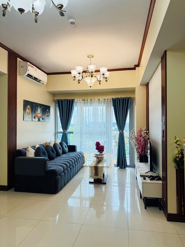 Luxury Apartment, Balcony, Bay View | Living room - Luxury Staycation beside Okada (Parañaque)