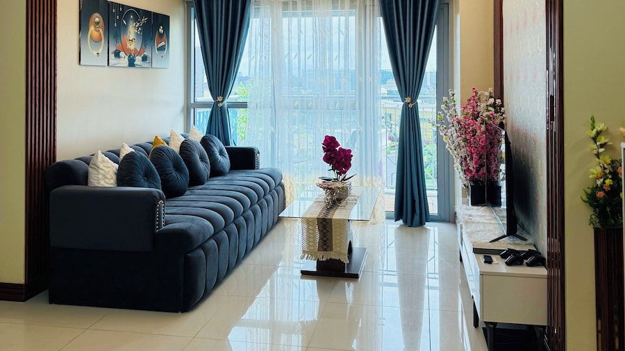 Luxury Staycation beside Okada