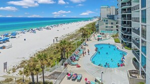 Ein Resort mit Strand, Pool und einem Hochhaus.