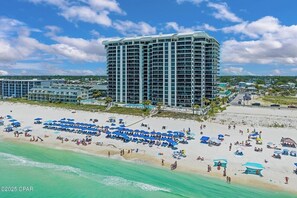 Ein Hochhaus-Hotel mit mehreren Balkonen mit Blick auf einen Strand.