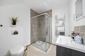 Asciugacapelli, bidet, asciugamani, sapone