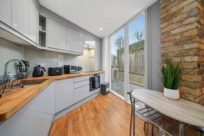 Private kitchen - Victoria Grove Comfort & Style (London)