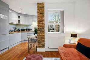 Living area - Victoria Grove Comfort & Style (London)