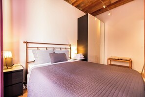 2 bedrooms, iron/ironing board, free WiFi, bed sheets - Tapioles: Nice apartment with balcony in Poble Sec (Poble Sec)