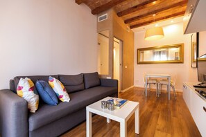 Smart TV - Tapioles: Nice apartment with balcony in Poble Sec (Poble Sec)