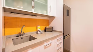 A kitchen with a sink, a toaster, and a refrigerator. - Tapioles: Nice apartment with balcony in Poble Sec (Poble Sec)