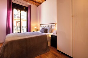 2 bedrooms, iron/ironing board, free WiFi, bed sheets - Tapioles: Nice apartment with balcony in Poble Sec (Poble Sec)
