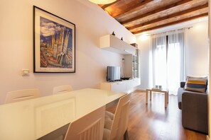 Interior - Tapioles: Nice apartment with balcony in Poble Sec (Poble Sec)