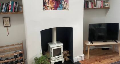 Central Dublin 2-bed House, Sleeps 4, Wifi