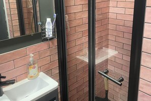 Ducha, secador de pelo y toallas