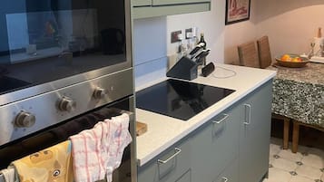 Frigorífico, microondas, horno y placa de cocina