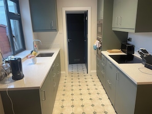 Frigorífico, microondas, horno y placa de cocina