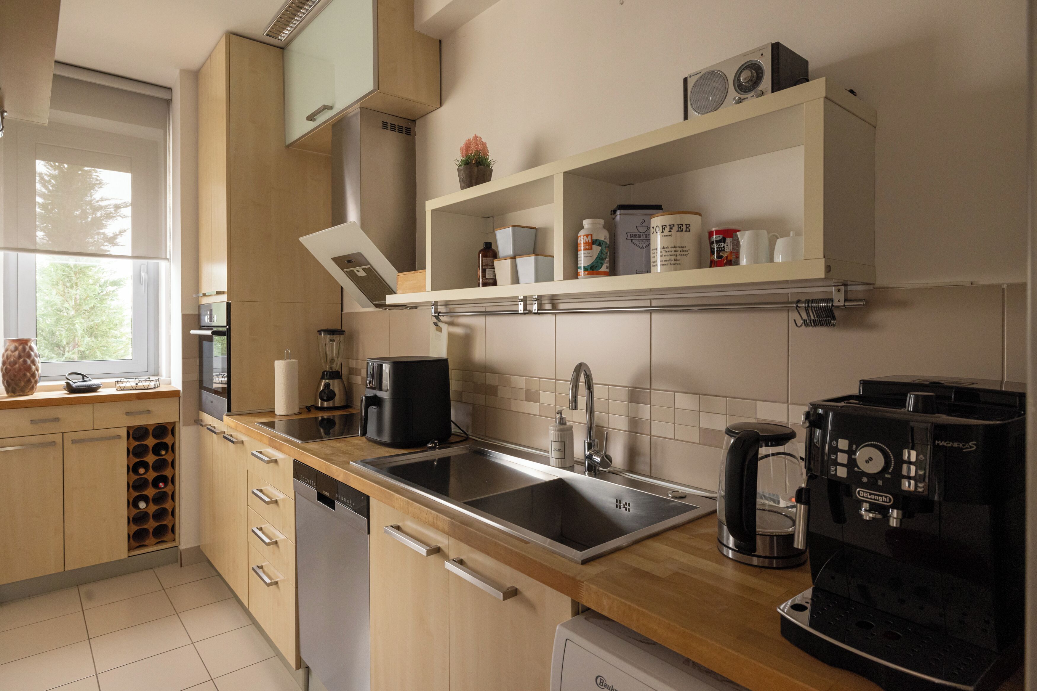 Køleskab, mikrobølgeovn, ovn, kogeplade