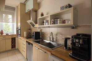 Køleskab, mikrobølgeovn, ovn, kogeplade