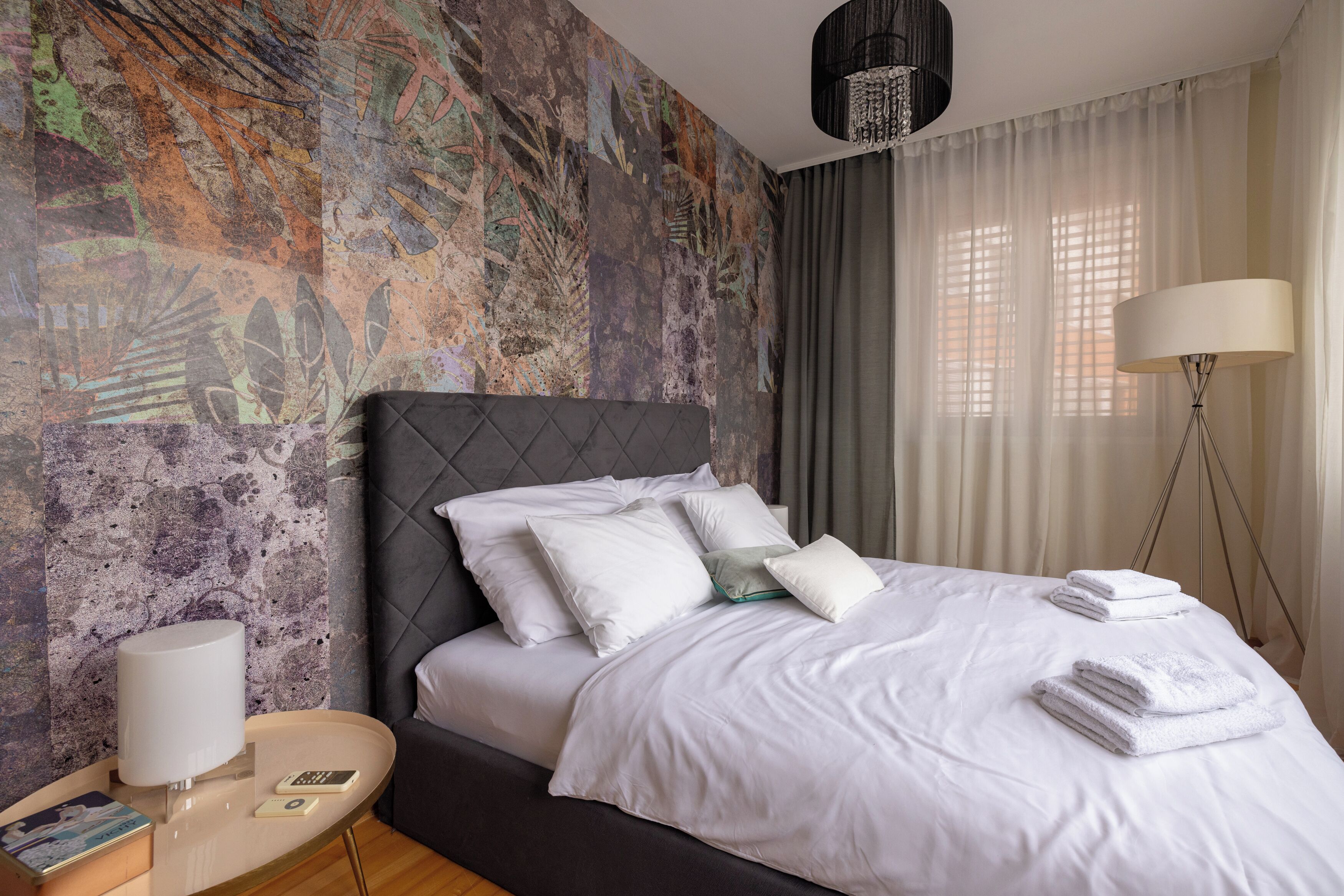 Una cassaforte in camera, una scrivania, ferro/asse da stiro