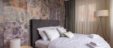 Una cassaforte in camera, una scrivania, ferro/asse da stiro