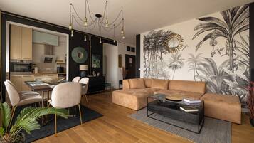 Smart-tv, bøger, stereoanlæg, computerskærme