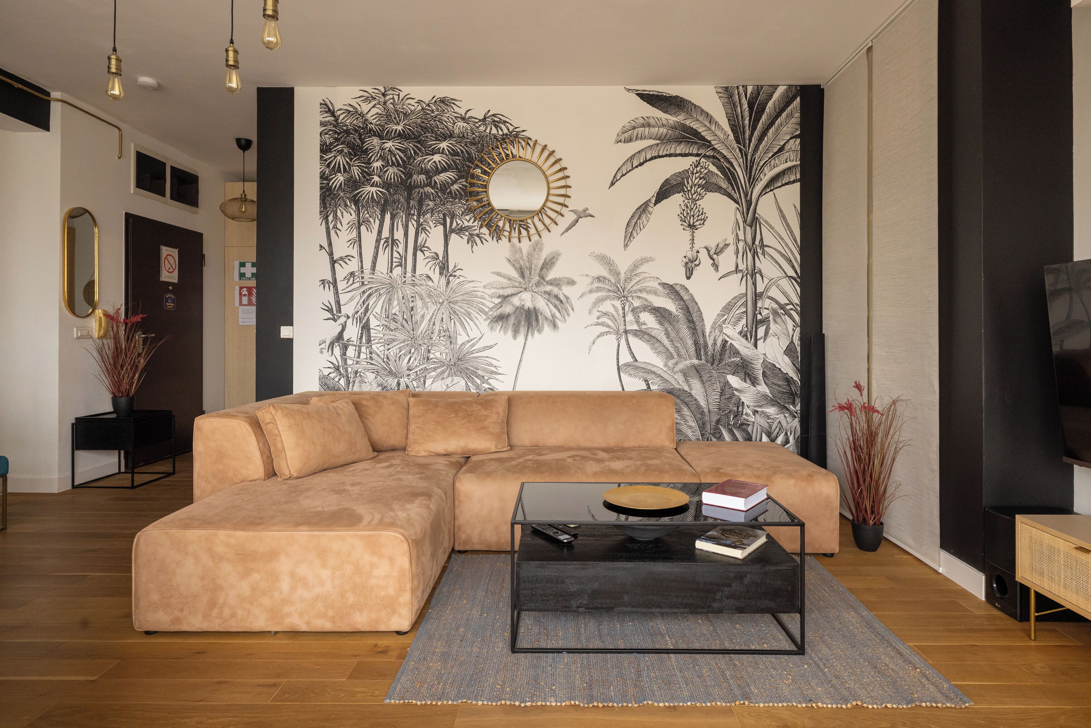 Smart-tv, bøger, stereoanlæg, computerskærme