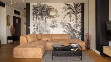 Smart-tv, bøger, stereoanlæg, computerskærme