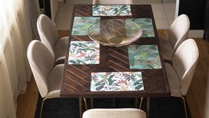 Un espace repas comprenant une table en bois, six chaises et un élément décoratif central.