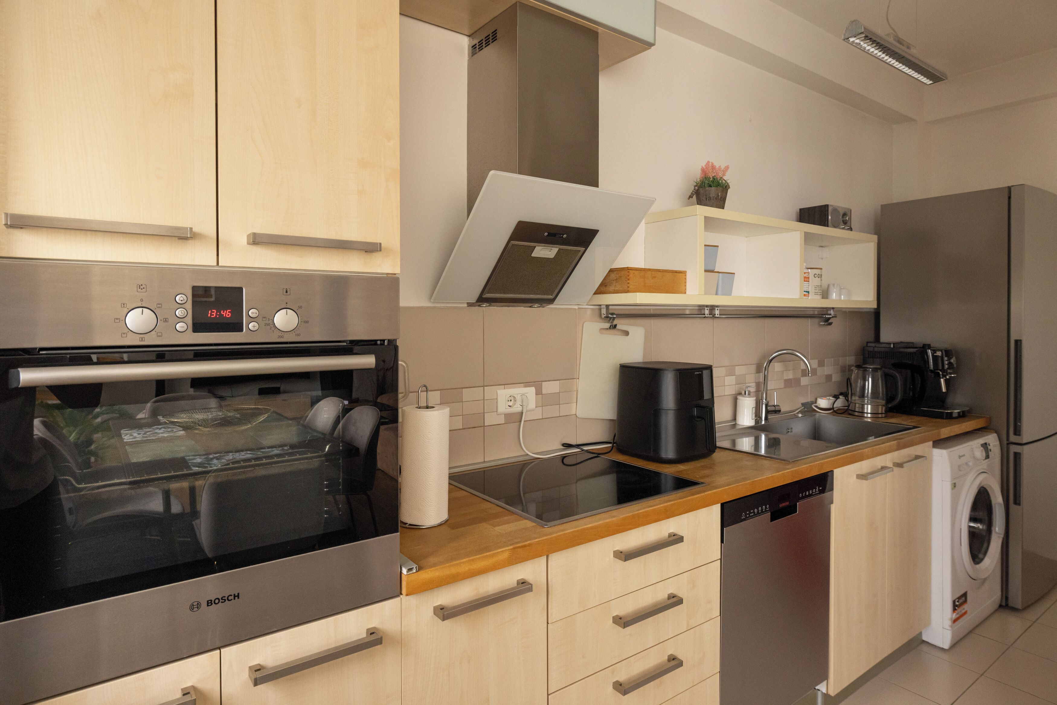 Køleskab, mikrobølgeovn, ovn, kogeplade