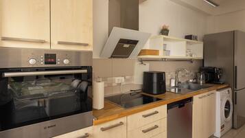 Køleskab, mikrobølgeovn, ovn, kogeplade