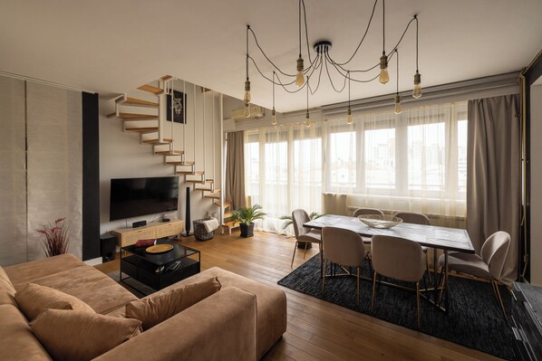 Smart-tv, bøger, stereoanlæg, computerskærme