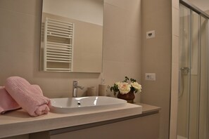 Dusche, Haartrockner, Bidet, Handtücher