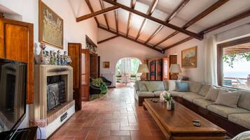 Chimenea, videojuegos y tenis de mesa