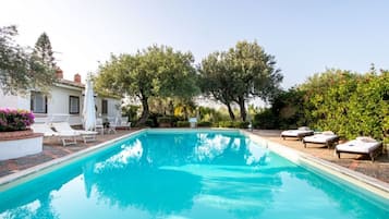 Lämmitetty uima-allas