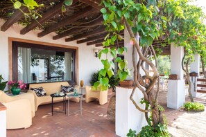 Terrace/patio - Villa Grimodi is an oasis of peace and tranquillity, immersed in the unspoiled nature of the Nebrodi Park and surrounded by centuries-old olive groves and vineyards. It is located in the picturesque Contrada Grimodi, in the territory of Caronia, in the p (Caronia)