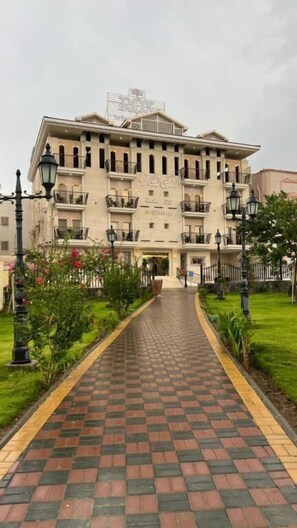 المنشأة من الخارج