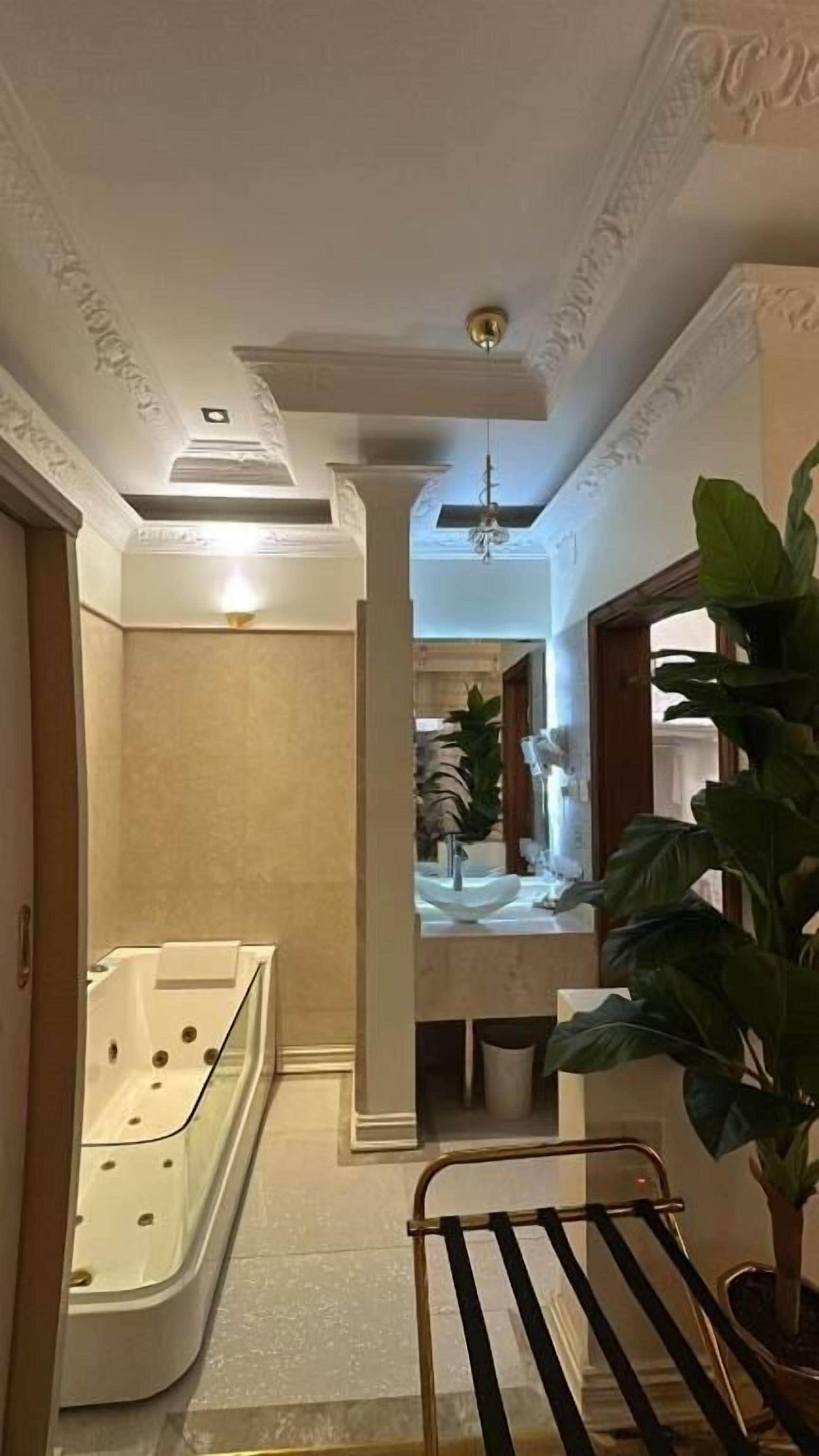 Secadora de cabello, pantuflas, toallas, jabón 