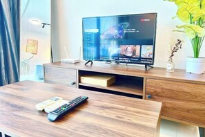 Interior - J Cozy 1-5pax Trefoil Setia Alam 100Mps Wifi & TV (Shah Alam)